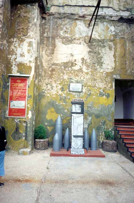 Monument to the defenders of the 30th battery near the main entrance