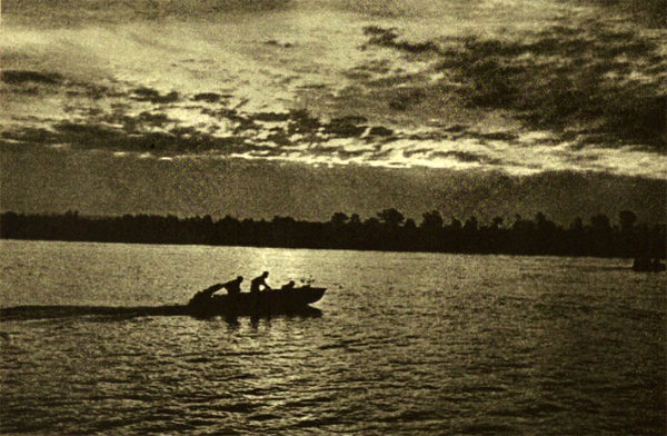 Пограничной реки Буг пересек на штормовых лодок