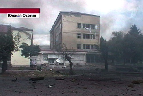 Zhinvali houses burn after the Georgian artillery bombardment