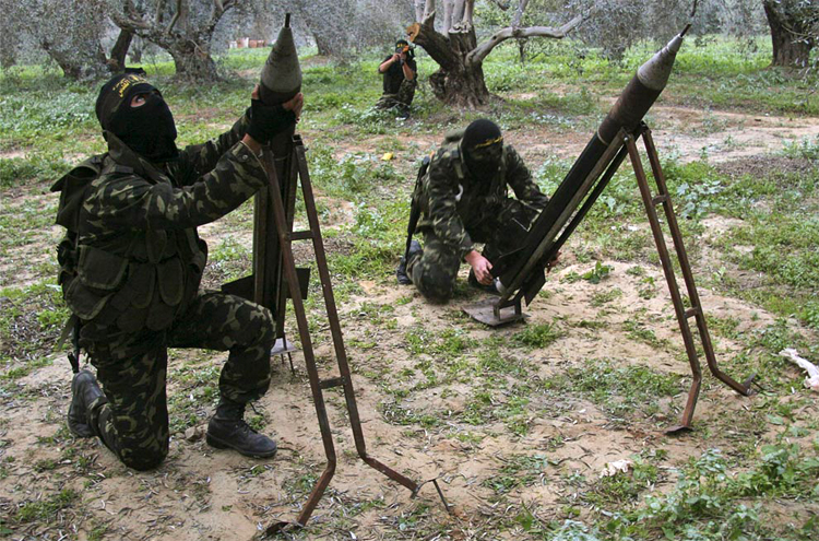 Preparing to launch Qassam-2 rockets 