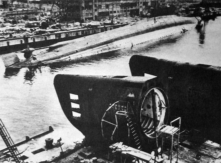 El almirante Scheer volcó en la cuenca de Deutschen Werke, en Kiel, después de un fuerte bombardeo del 9 al 10 de abril de 1945.